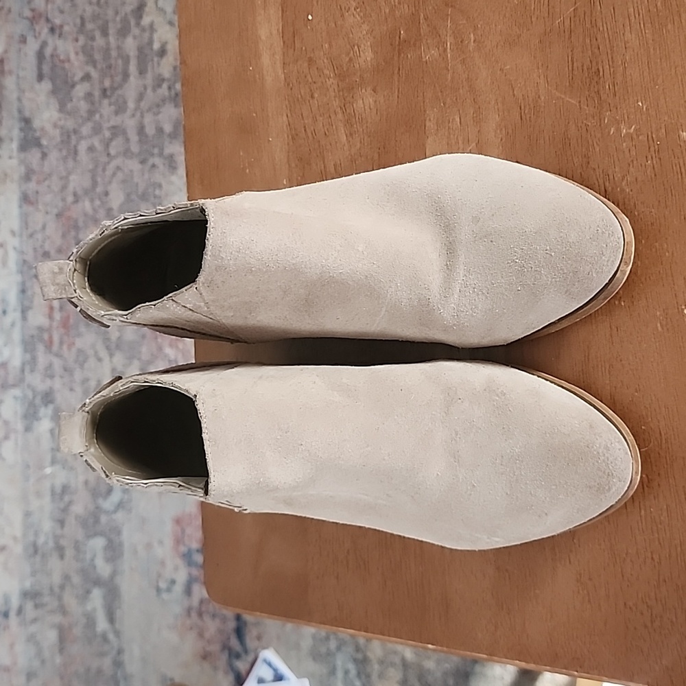 Marc Fisher Light Beige suede bootie w. Stretch at ankle.